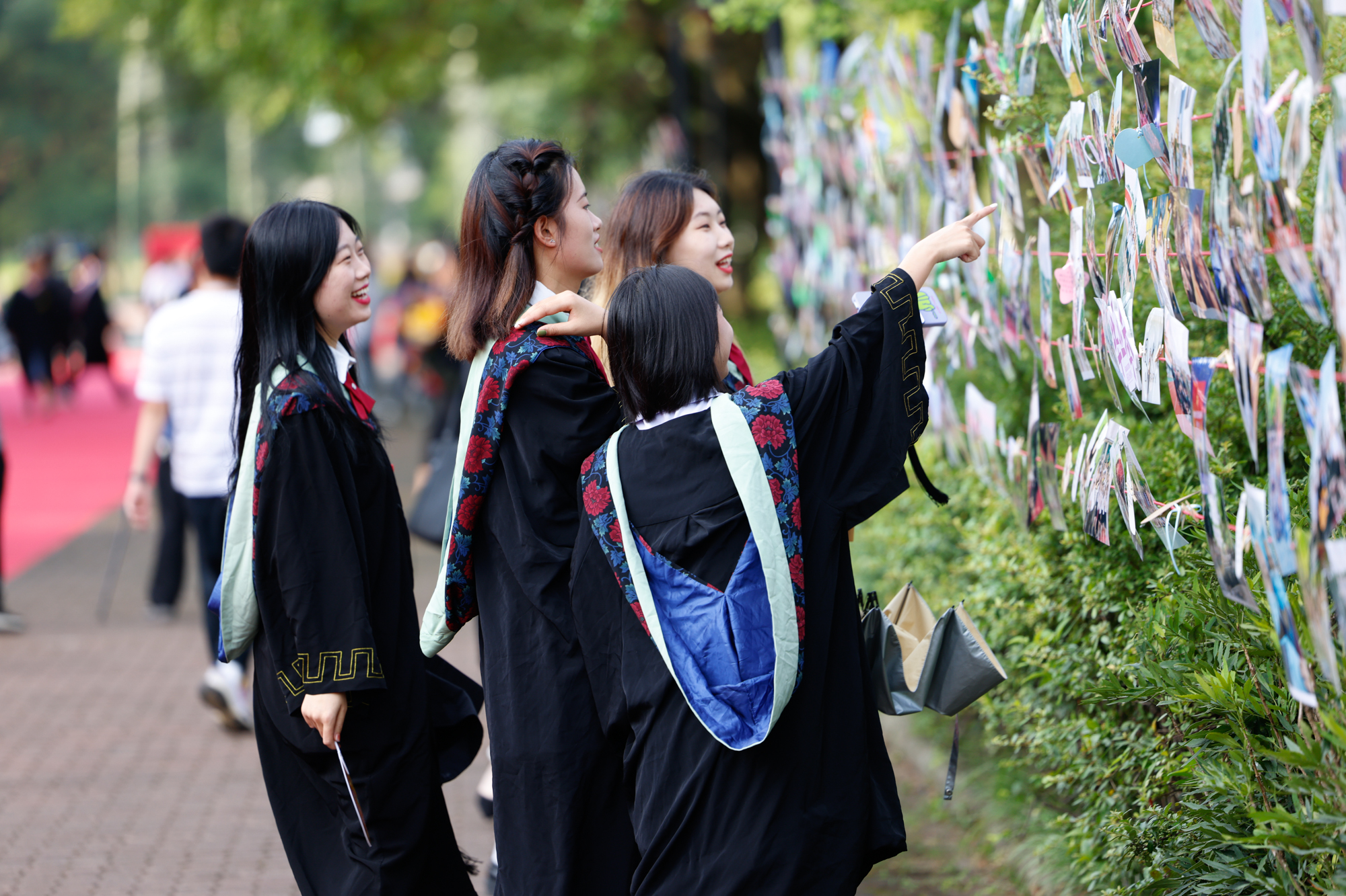 2022年6月26日上午狮子山广场毕业生在照片墙前参观学通社记者周全摄