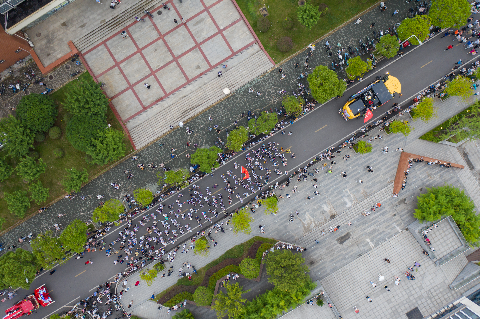 2022年6月19日傍晚狮子山大道上工学院和经管院的装备驶过学通社记者周全摄