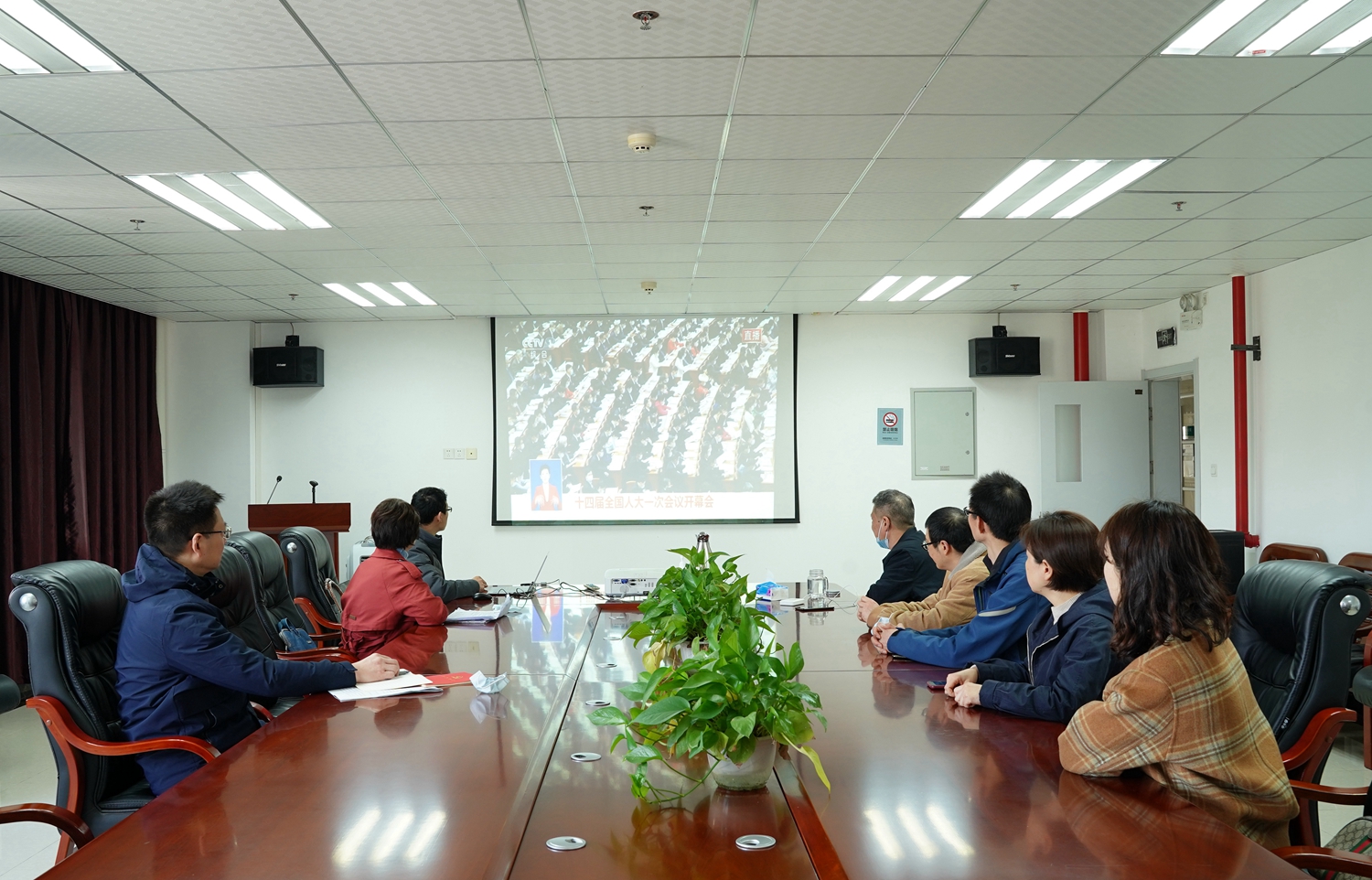 校医院医护人员在五楼会议室收看直播（记者 匡敏 摄）