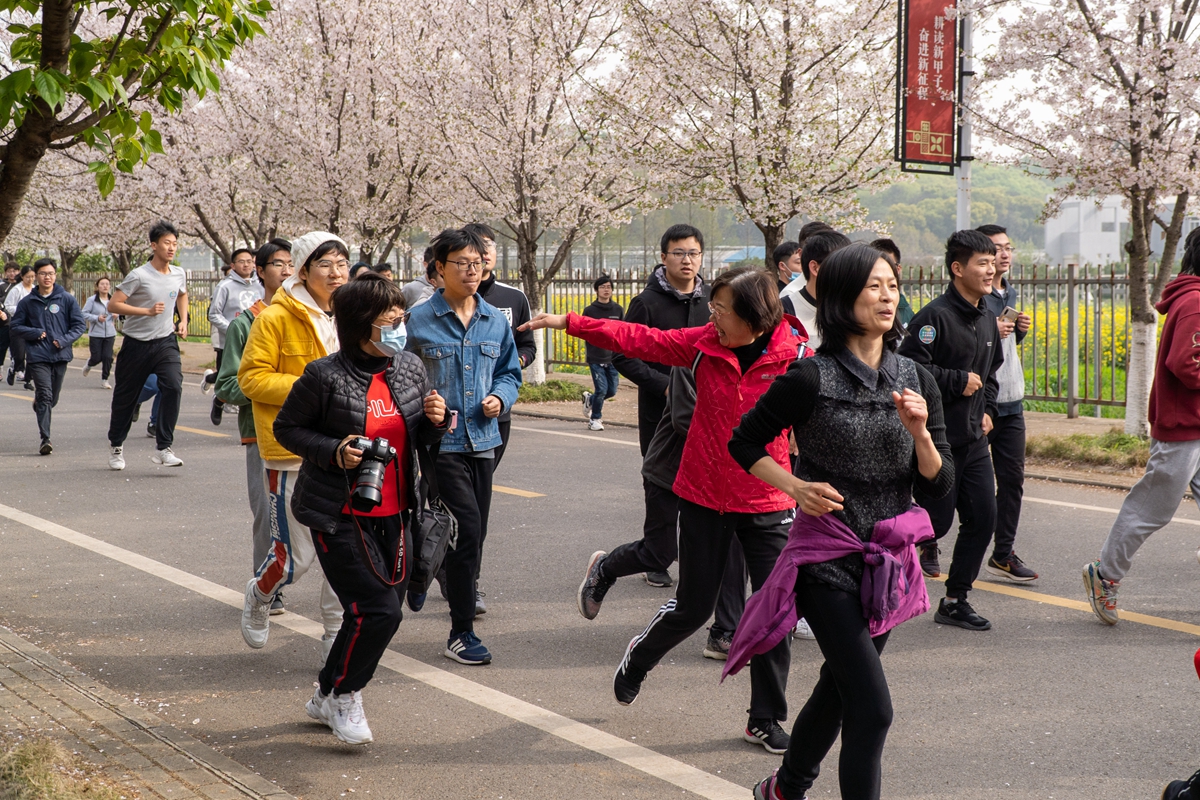 队伍中欢快的老师（学通社记者 喻静一 摄）_副本