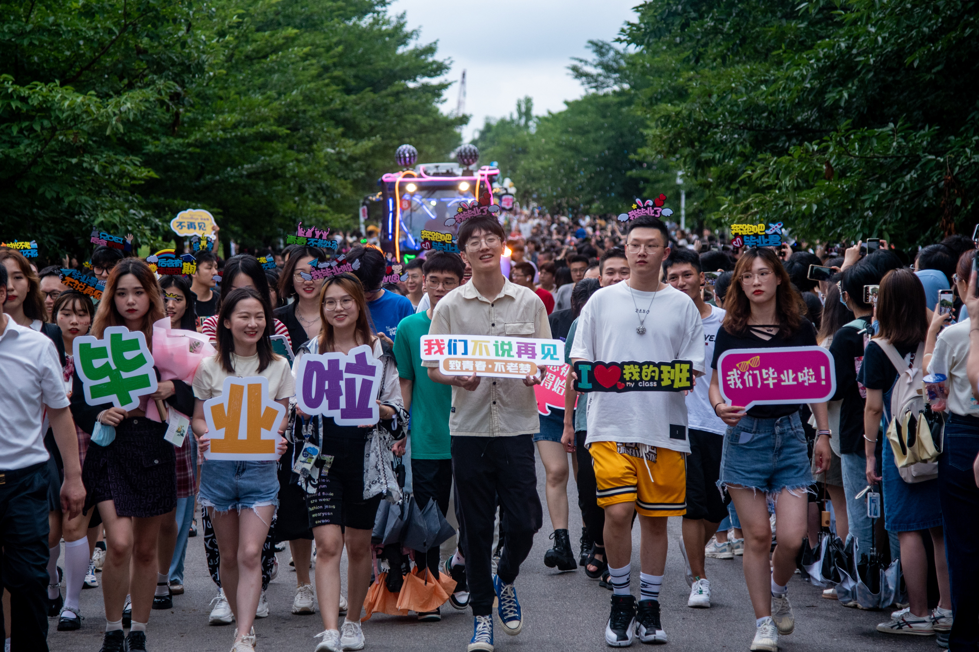 2022年6月19日下午巡游队伍人员 （学通社记者 易冬铭 摄）