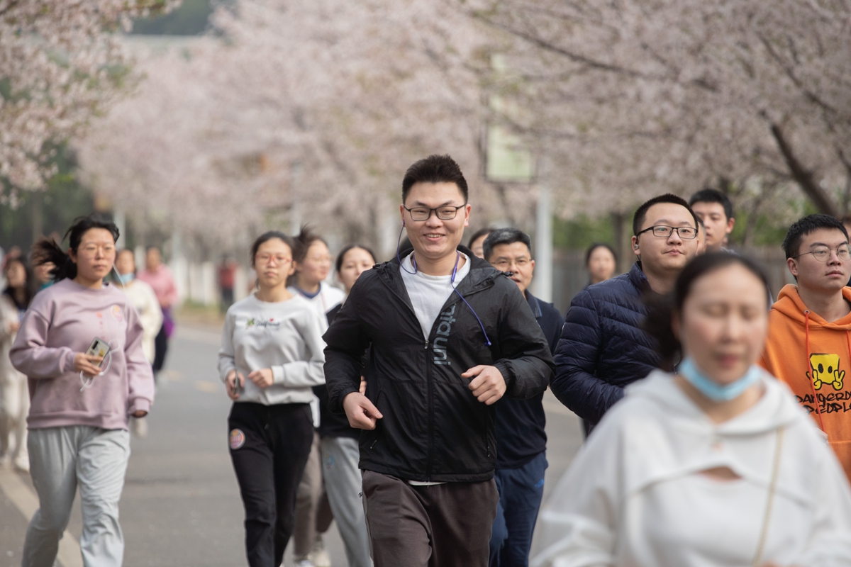 跑步队伍经过樱花路（学通社记者 刘博文 摄）_副本