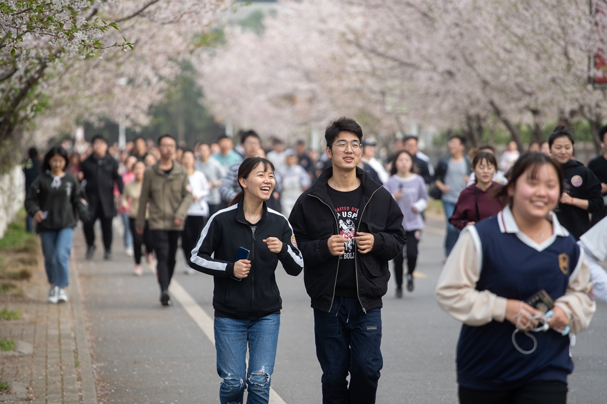 樱花路上跑步的同学（学通社记者 刘博文 摄）_副本