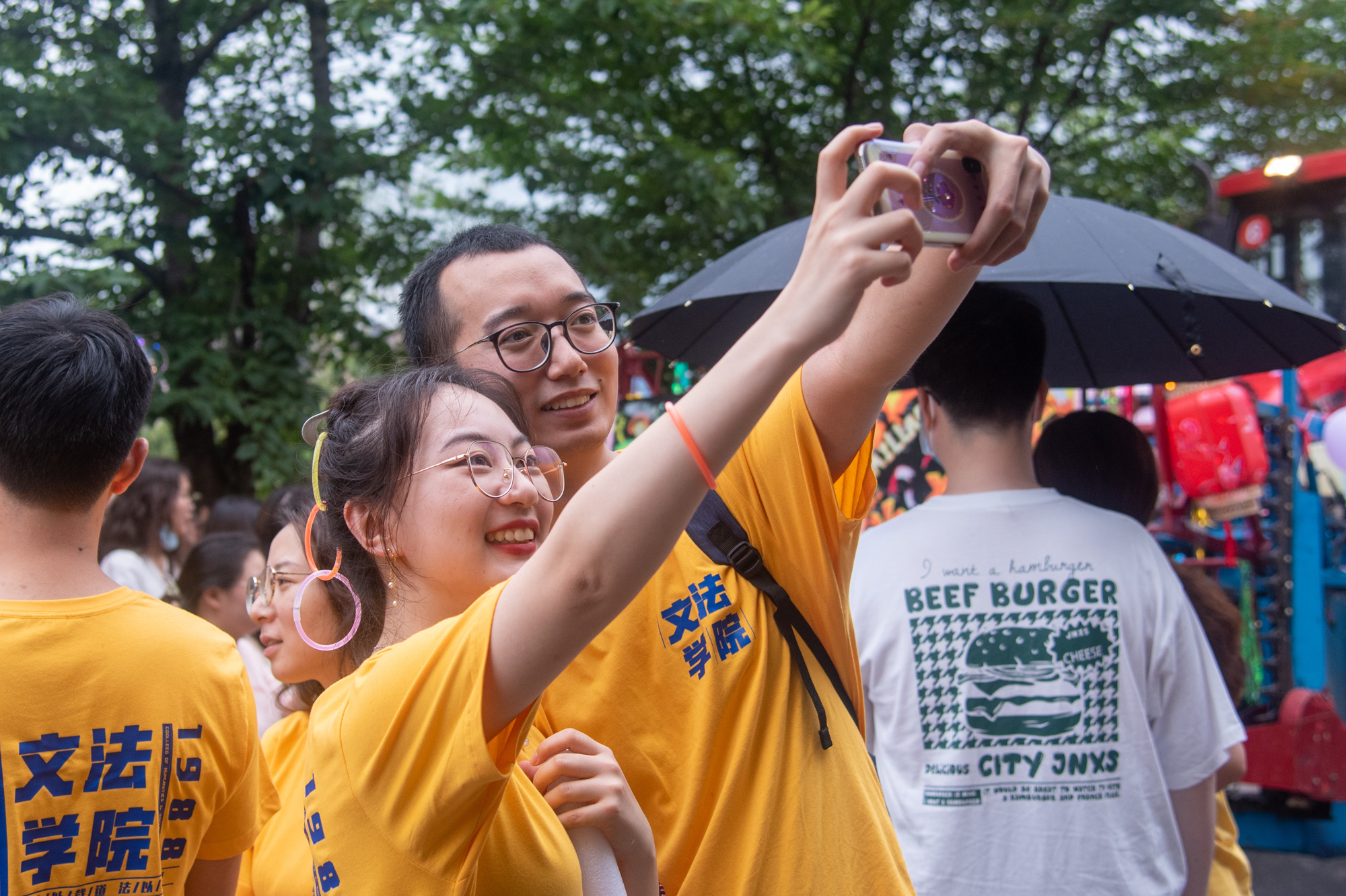 2022年6月19日下午工学基地旁合影（学通社记者 易冬铭 摄）