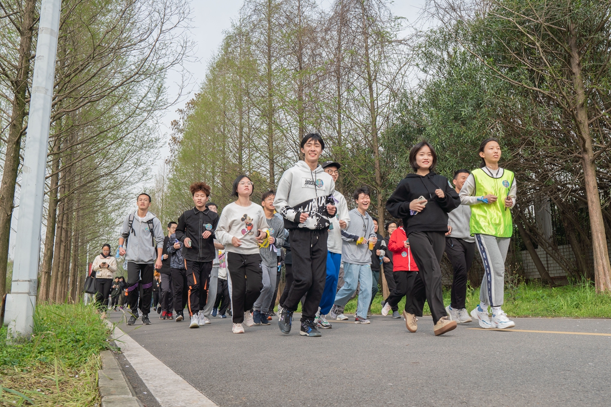 动科动医选手参与环校长跑（学通社记者 张紫雯 摄）_副本