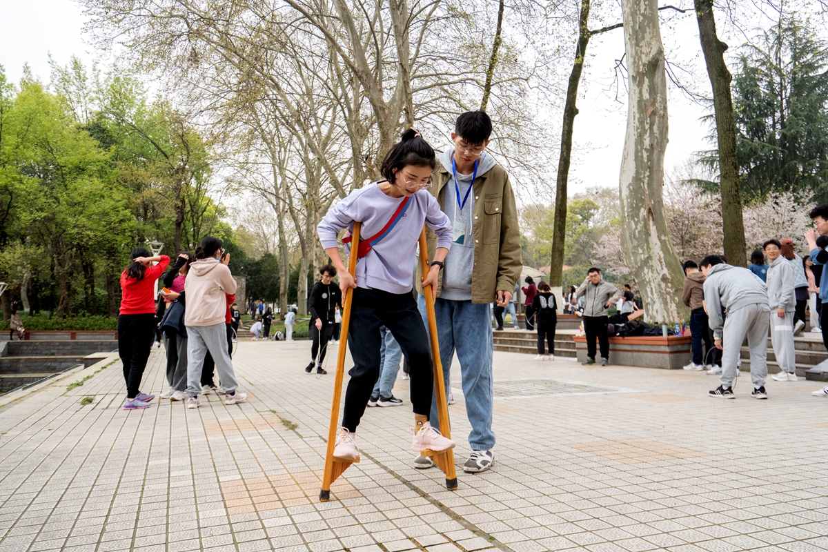 传统体育项目踩高跷（学通社记者 刘博文 摄）_副本