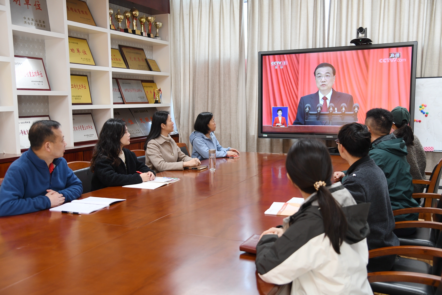 附属学校在劝学楼306观看大会直播（记者 徐行 摄）