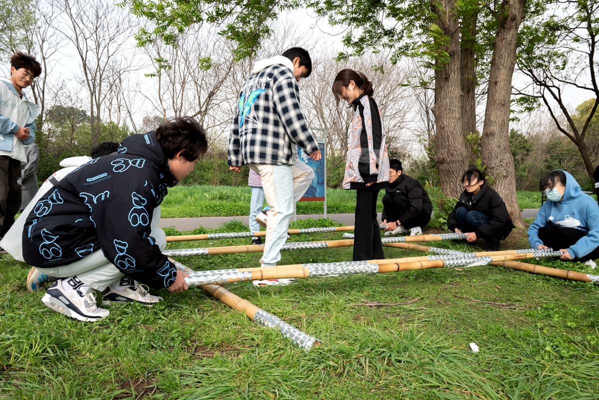 传统体育项目——跳竹竿（学通社记者 王晗藓 摄）_副本