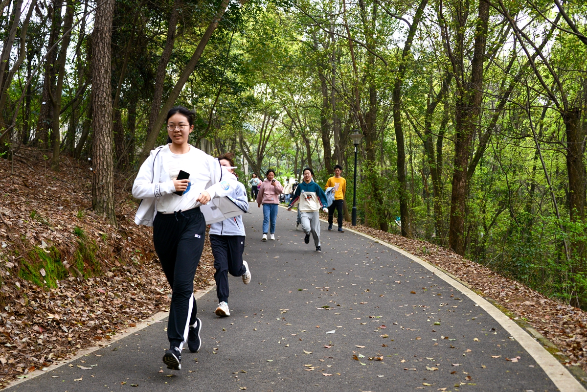 在狮山绿道跑步的同学（学通社记者 栾瑷林 摄）_副本