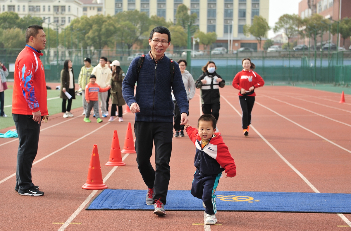 奔跑中的“父子俩”（记者 徐行 摄）_副本