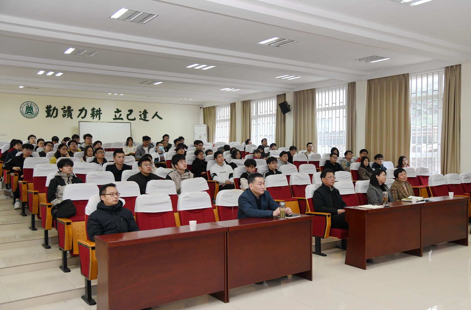 工学院师生在工程楼报告厅观看大会直播（记者 徐行 摄）