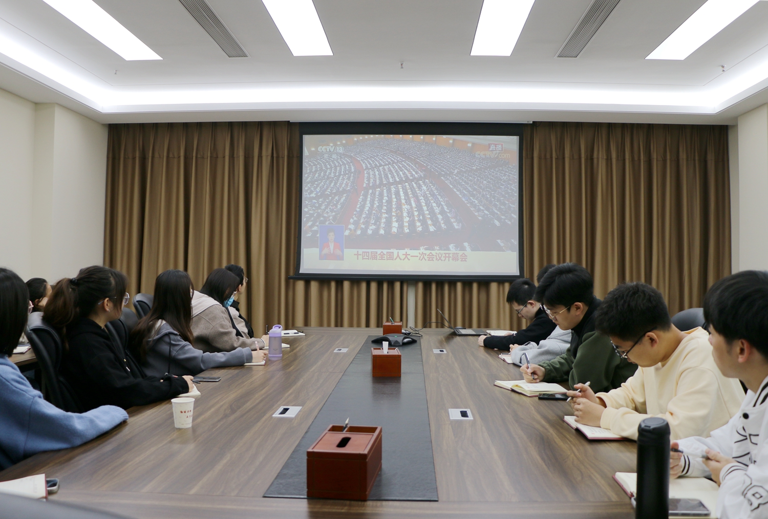 植物科学技术学院师生在第三综合楼B308会议室收听收看直播